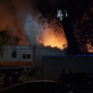 В Москве загорелось здание с хостелом и магазинами. Видео
