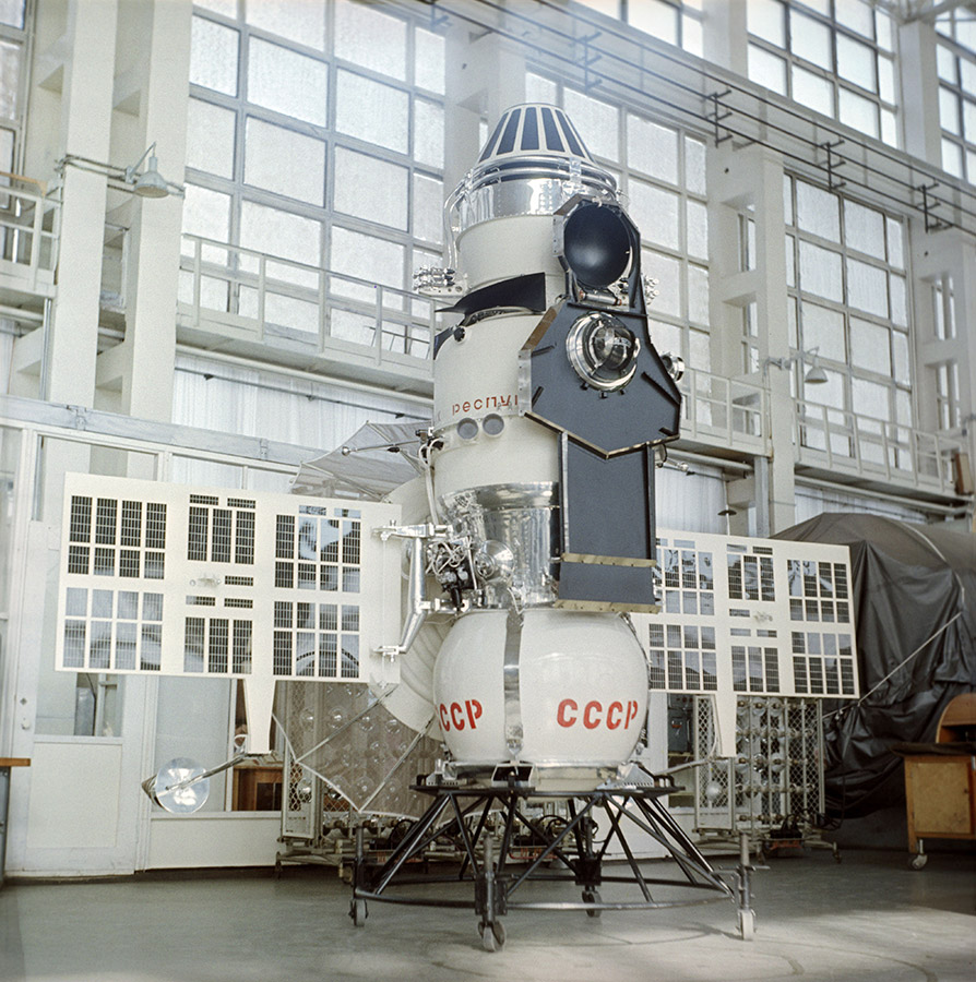 На фото: автоматическая межпланетная станция &laquo;Луна-17&raquo;

Год миссии:  1970

Основные достижения: доставка на Луну &laquo;Лунохода-1&raquo;&nbsp;&mdash; первой автоматической самоходной лаборатории, управляемой с Земли.

Первая попытка доставить самоходный аппарат на Луну прошла неудачно: 19 февраля 1969 года ракета-носитель &laquo;Протон&raquo; взорвалась на 52-й секунде полета. Следующий запуск состоялся 10 ноября 1970 года, за это время США успели осуществить первую высадку человека на Луне (она прошла 16 июля 1969 года).

17 ноября 1970 года &laquo;Луна-17&raquo; совершила мягкую посадку на земном спутнике&nbsp;&mdash; в прибрежном районе западной части Моря Дождей. Через несколько часов на поверхность спутника по трапу съехал &laquo;Луноход-1&raquo;.
