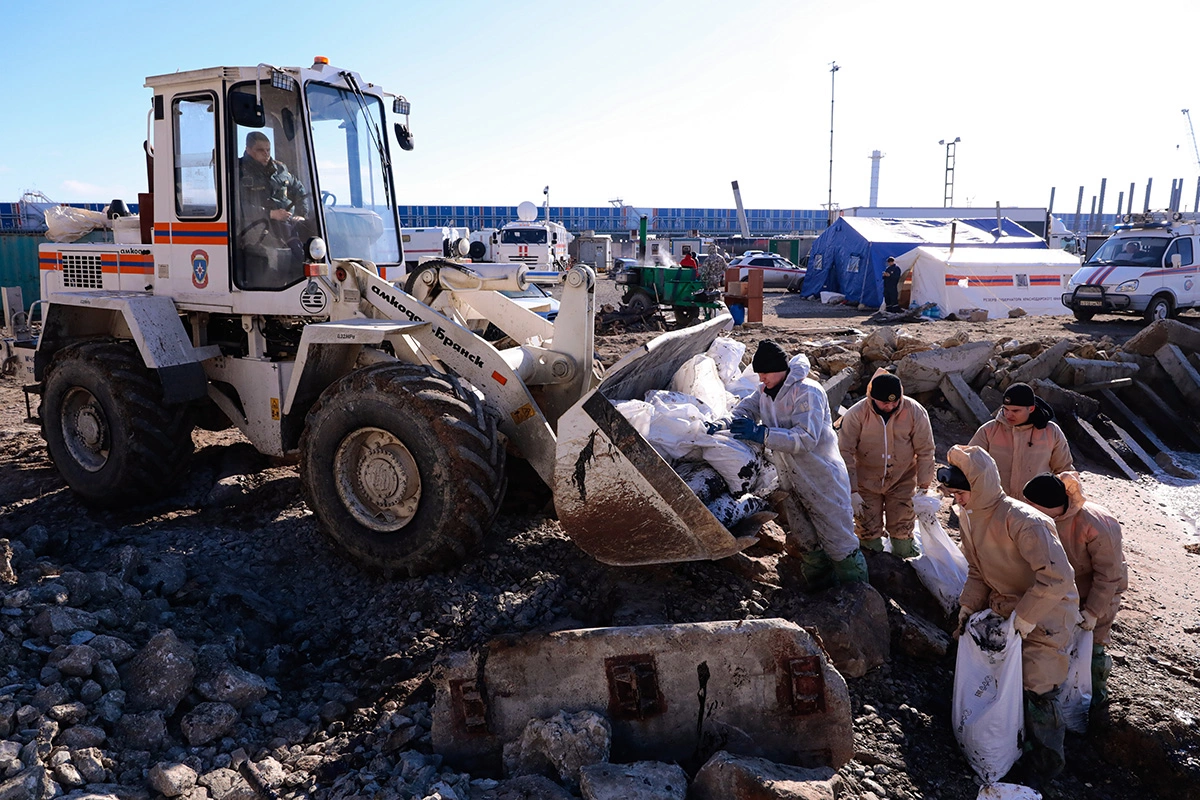 Уборка пляжей в Анапе после разлива мазута в Черном море. 20 января 2025 года