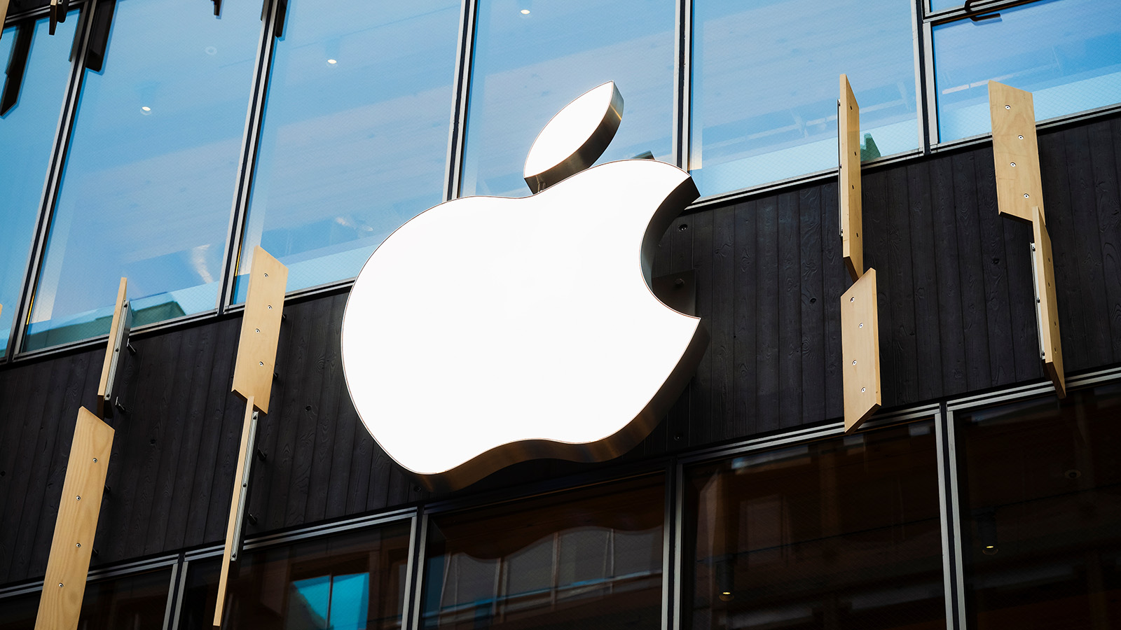 Apple выпустит iPhone в полностью стеклянном корпусе в 2027 году
