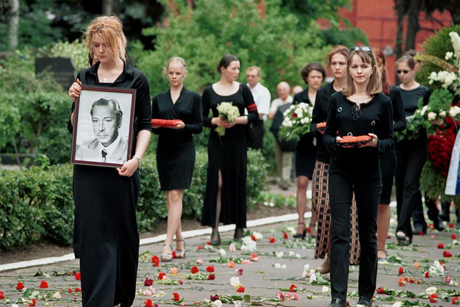 Похороны Олега Ефремова на Новодевичьем кладбище, 2000 год