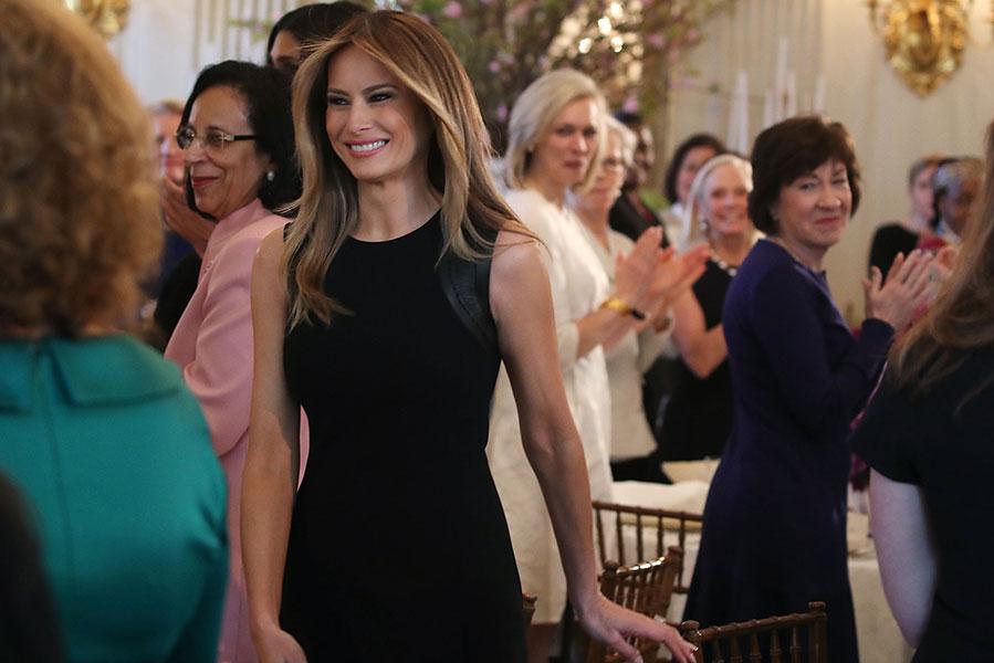 Мелания Трамп на обеде, который она устраивала по случаю Международного женского дня в Государственной столовой Белого дома&nbsp;в Вашингтоне, США,&nbsp;8 марта 2017 года