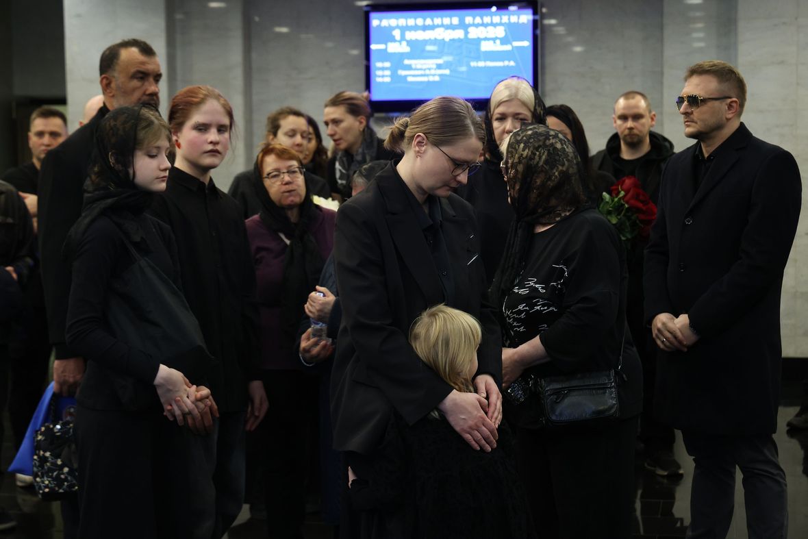 Роман Попов в 2018 году пережил операцию по удалению злокачественной опухоли головного мозга. В августе 2025-го он сообщил о рецидиве заболевания, из-за которого ослеп на один глаз.

На фото&nbsp;в центре &mdash; жена Романа Попова Юлия. Также у актера остались трое детей.