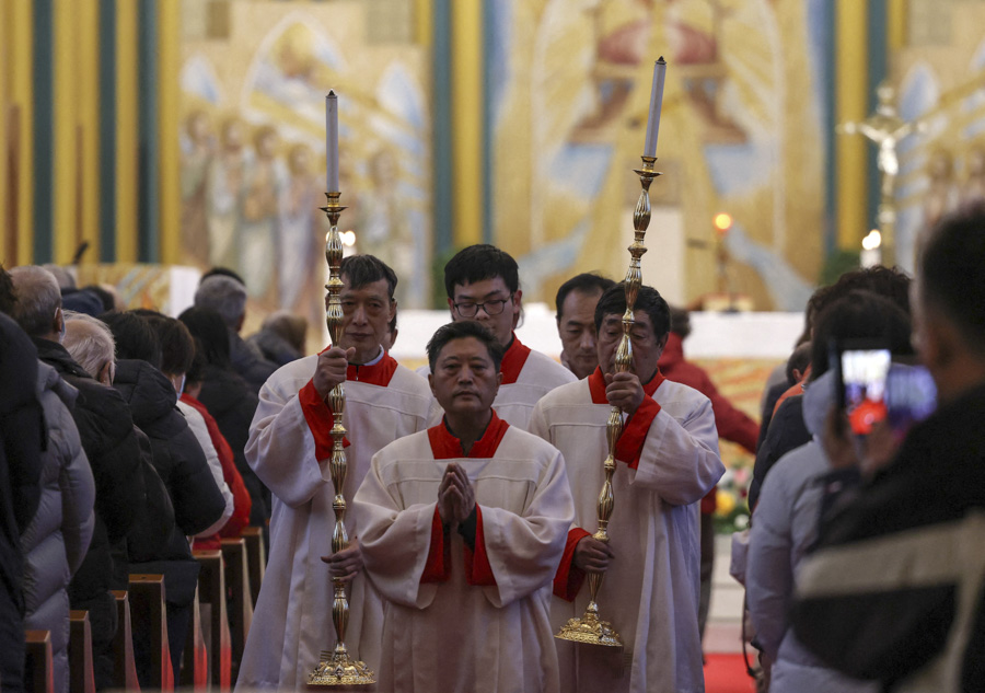 Месса в католическом кафедральном соборе Сишику, Пекин.