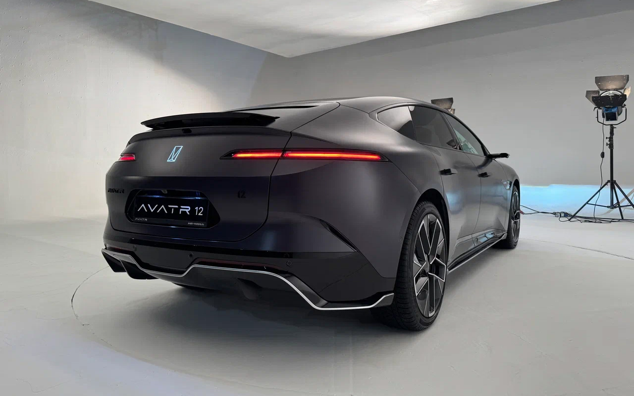 Смотря на машину сзади, сложно понять, если ли у нее заднее стекло или все-таки нет?