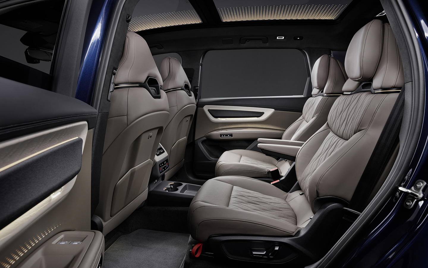 На втором ряду Audi Q9&nbsp;&mdash; полноценные два места со всеми функциями&nbsp;&mdash; массажем, подогревами и вентиляцией