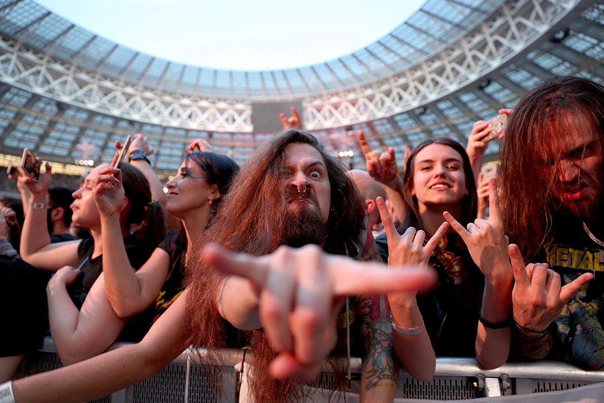 Зрители во время концерта рок-группы Metallica на стадионе «Лужники»