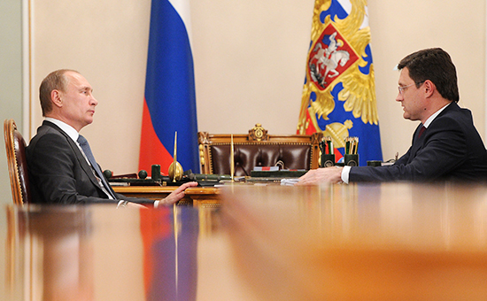 Президент России Владимир Путин и&nbsp;министр энергетики РФ Александр Новак (слева направо). Архивное фото