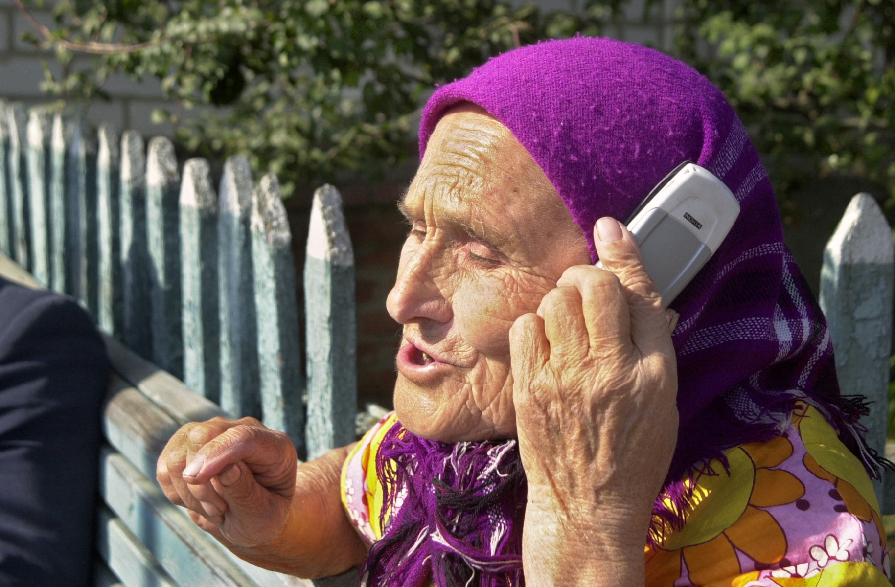 Слышишь бабушка. Старушка с мобильником. Бабуля с телефоном. Бабушка с мобильным телефоном. Бабушка рассказывает.