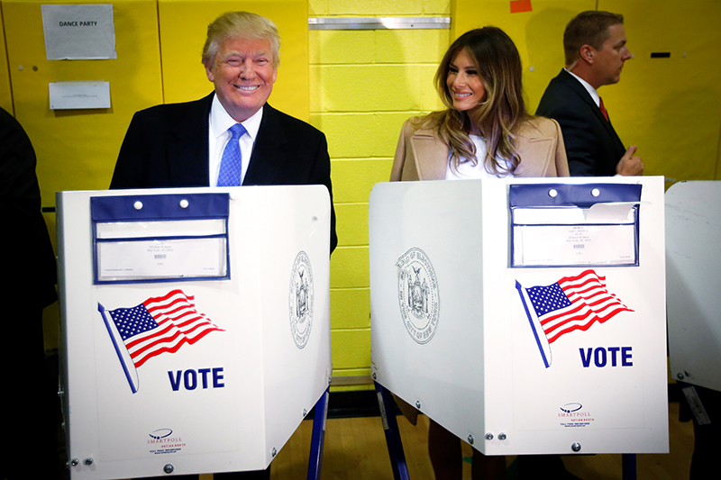 Кандидат в президенты от Республиканской партии Дональд Трамп и его жена Мелания на избирательном участке в Нью-Йорке