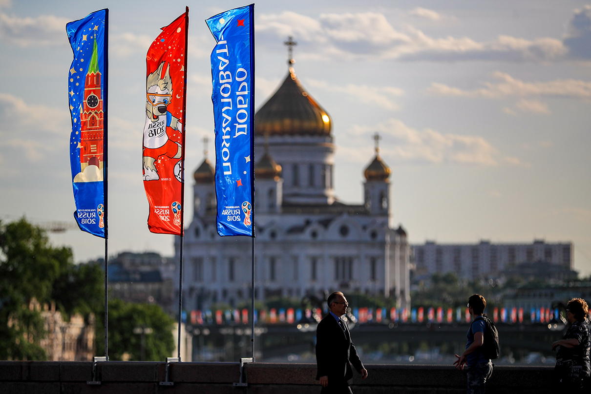 Москва. Флаги с символикой чемпионата мира по футболу FIFA 2018 на Большом Москворецком мосту
