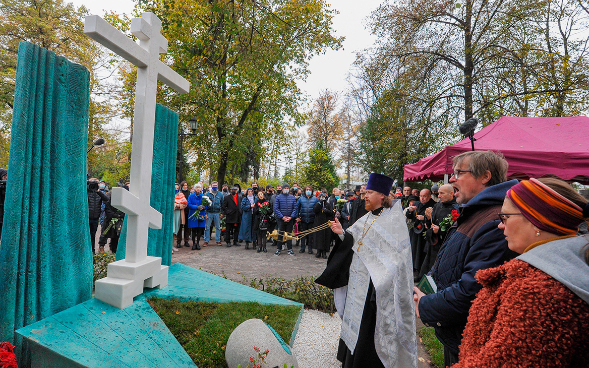 Памятник Марку Захарову открыли в Москве