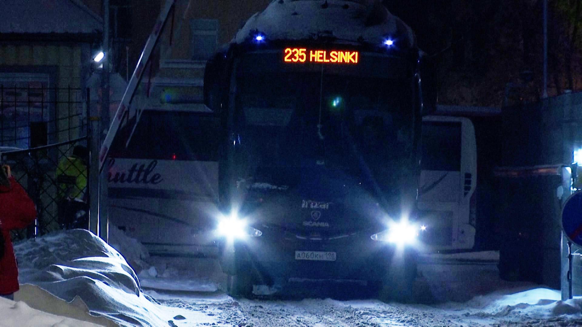 Водителям пришлось самостоятельно чистить снег при въезде на финский КПП