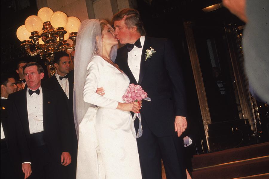Дональд Трамп c Марлой&nbsp;Мейплз после свадебной церемонии в отеле Trump Plaza, 1993 год