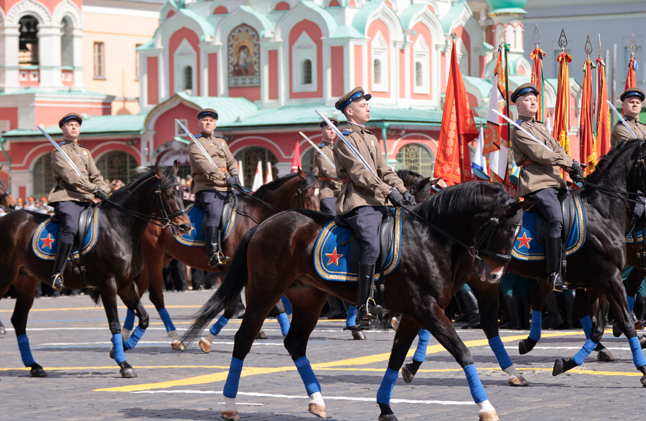 Почетный эскорт президентского полка службы коменданта Московского Кремля в исторической форме.