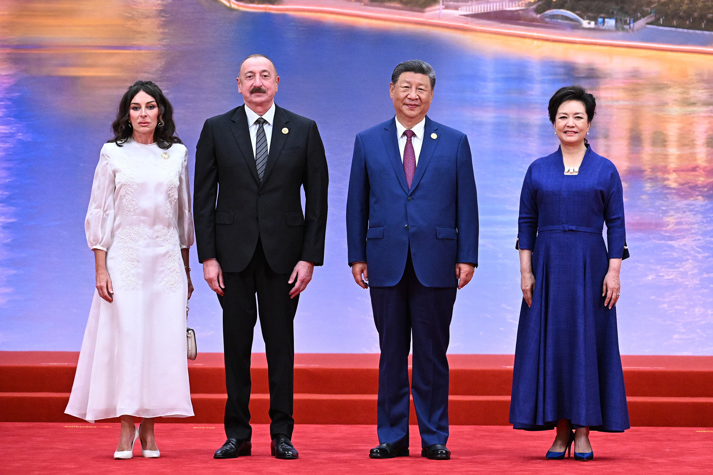 Президент Азербайджана Ильхам Алиев с супругой Мехрибан Алиевой, Си Цзиньпин с супругой Пэн Лиюань на церемонии приветствия глав государств&nbsp;&mdash; членов ШОС.