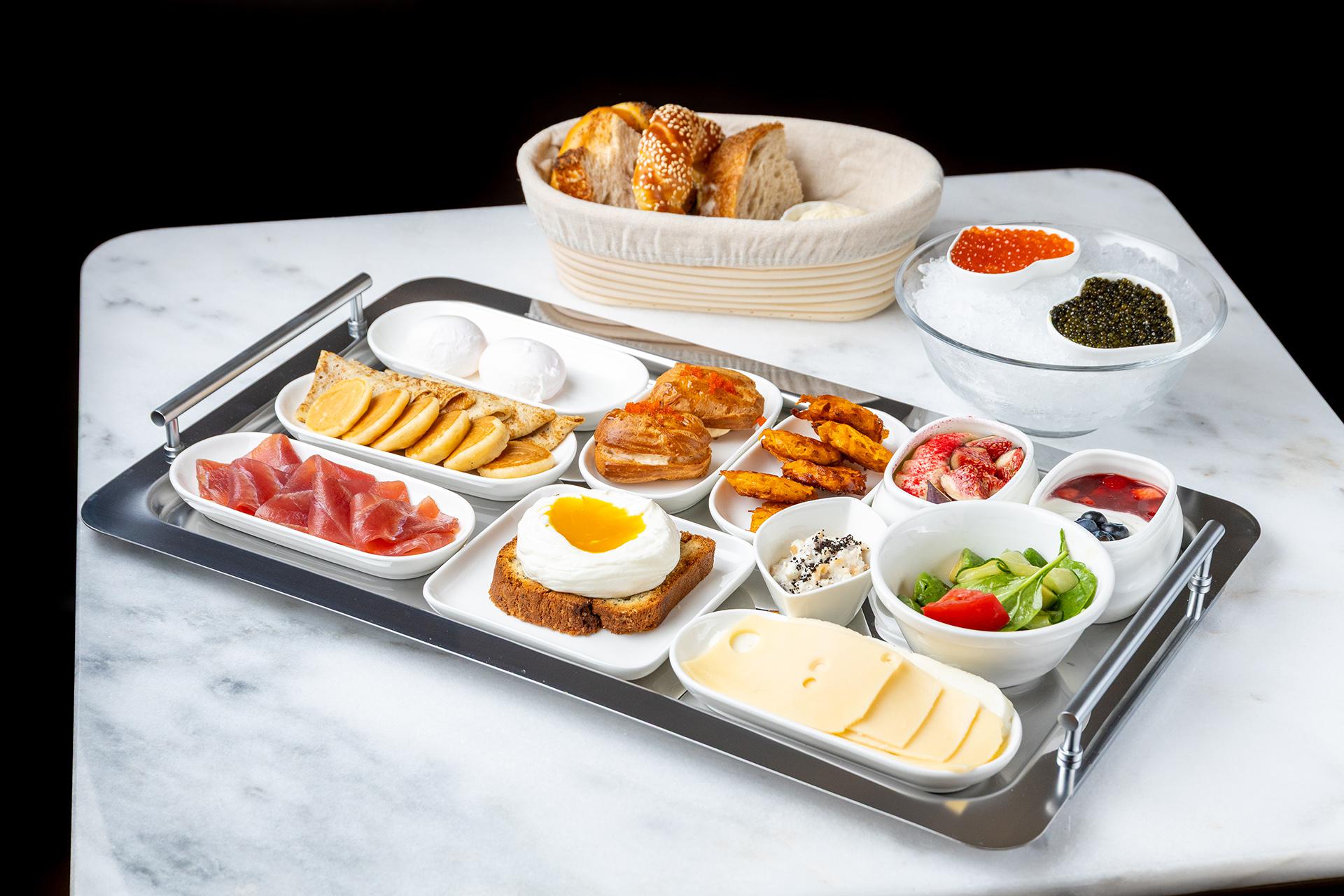 Сет с черной и красной икрой в ресторане Atlantica Bistro