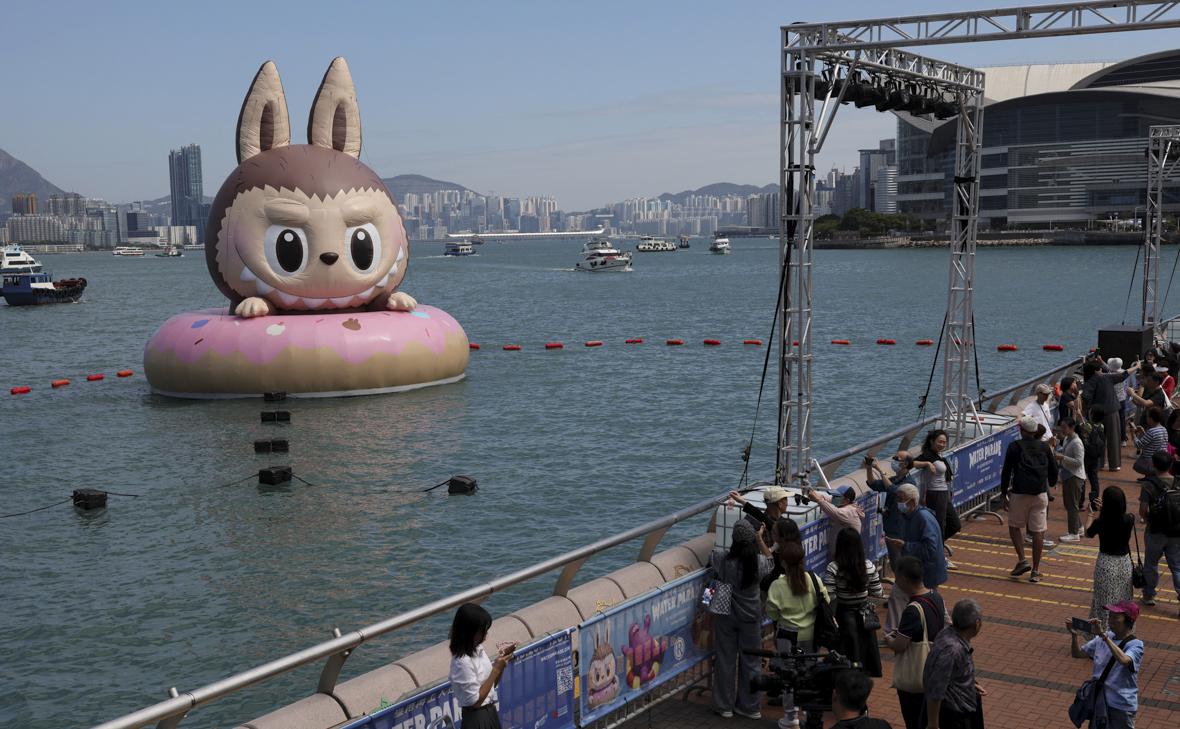 Надувная&nbsp;Лабубу из магазина Pop Mart плавает в гавани Виктория в Гонконге.