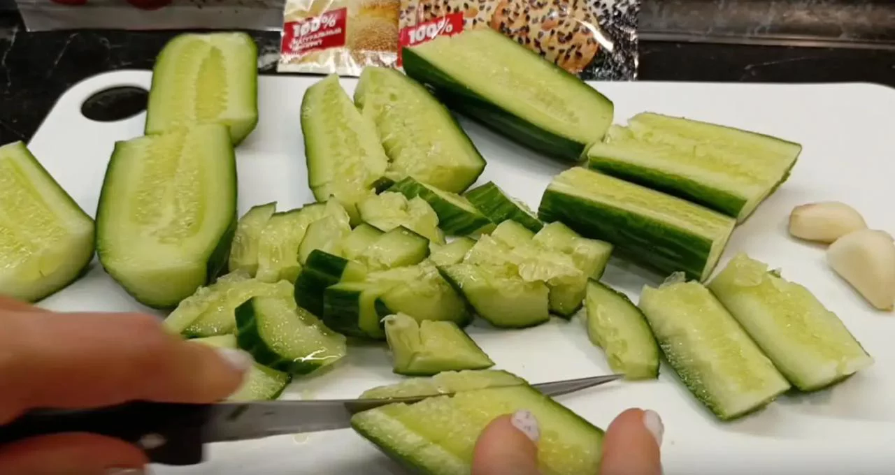 Подготовьте огурцы для салата