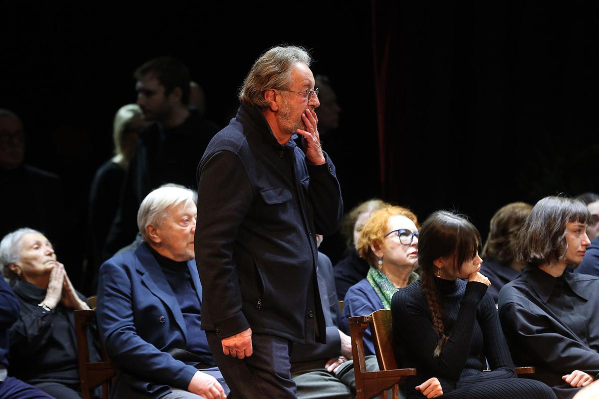 Леонид Ярмольник на церемонии прощания с ректором Школы-студии МХАТ Игорем Золотовицким в МХТ имени А. П. Чехова в Москве