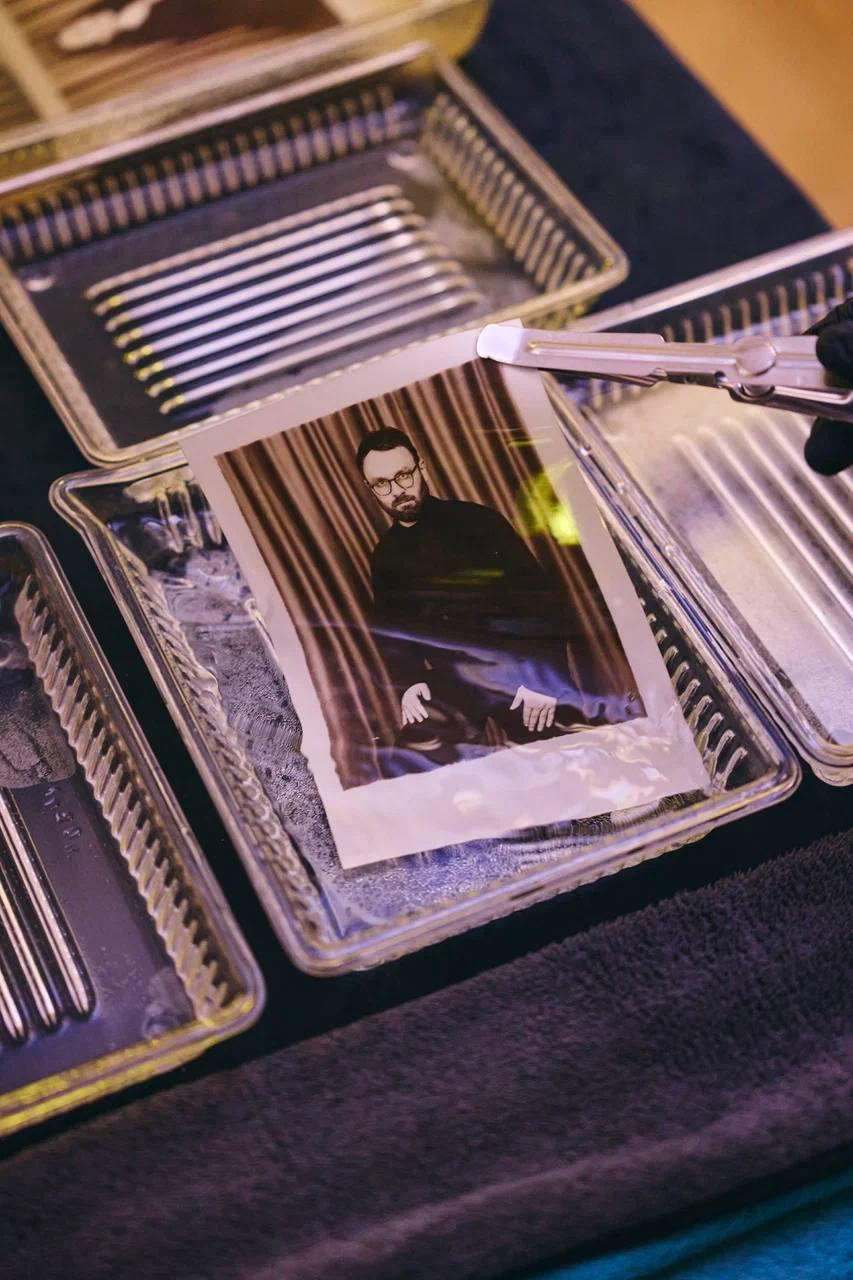 Процесс проявки фотографии в ретрофотоателье &laquo;Шипр&raquo;