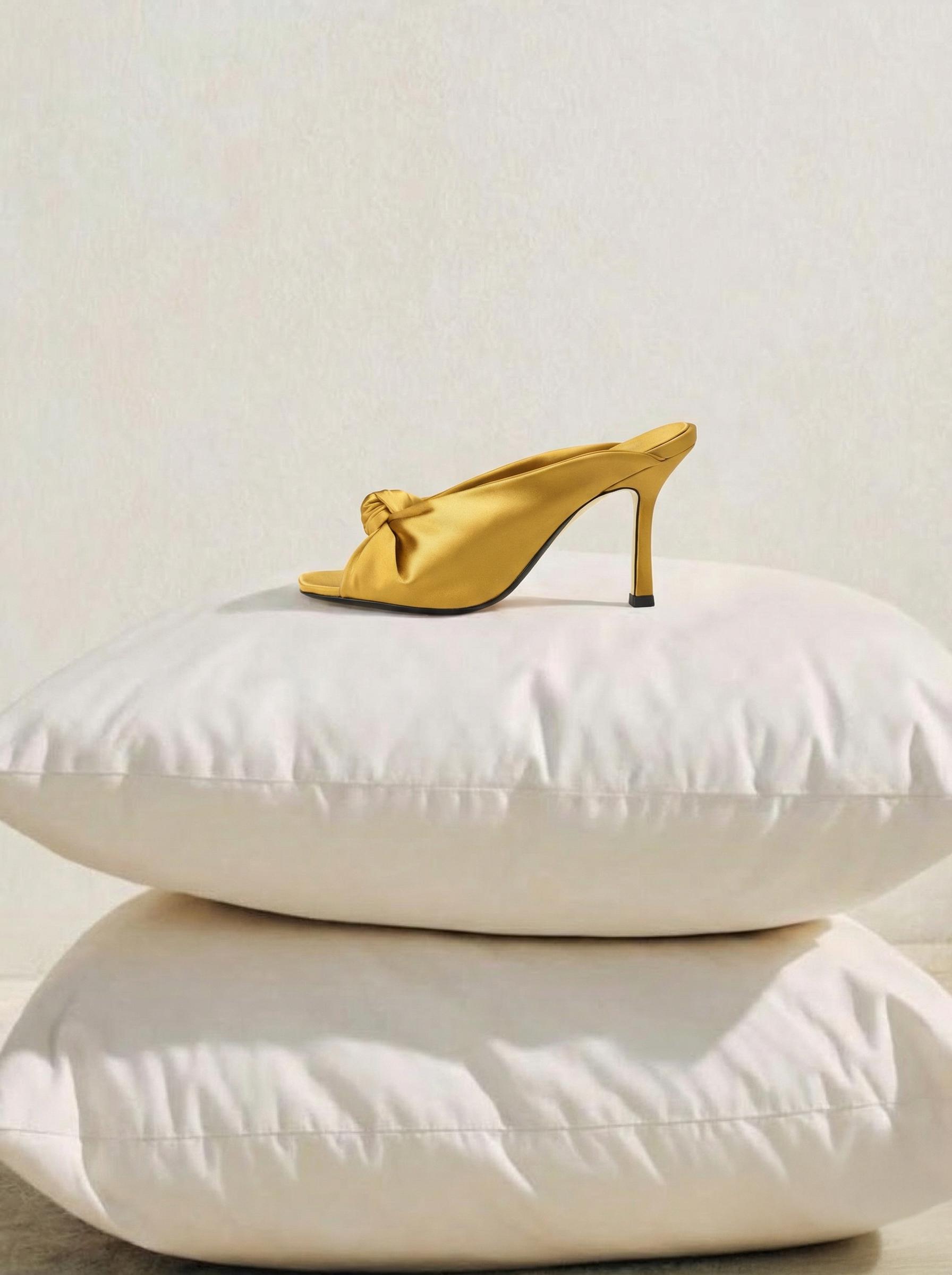 Сатиновые мюли Cindy на каблуке-шпильке в нежно-горчичном оттенке, Age of Innocence