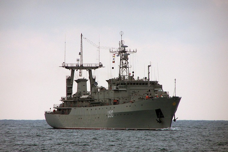 Корабль управления «Славутич» U510.  Был заложен как большой разведывательный корабль проекта 12884 на Черноморском судостроительном заводе в Николаеве в июле 1988 года. Был спущен на воду в октябре 1990 года, но под советским флагом выйти в море не успел – в июле 1992 года над ним был поднят флаг ВМС Украины. 