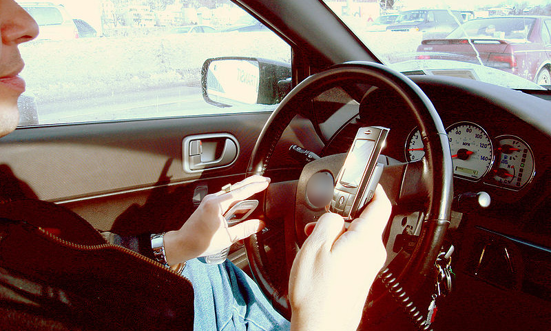 Более половины россиян читает и пишет SMS за рулем