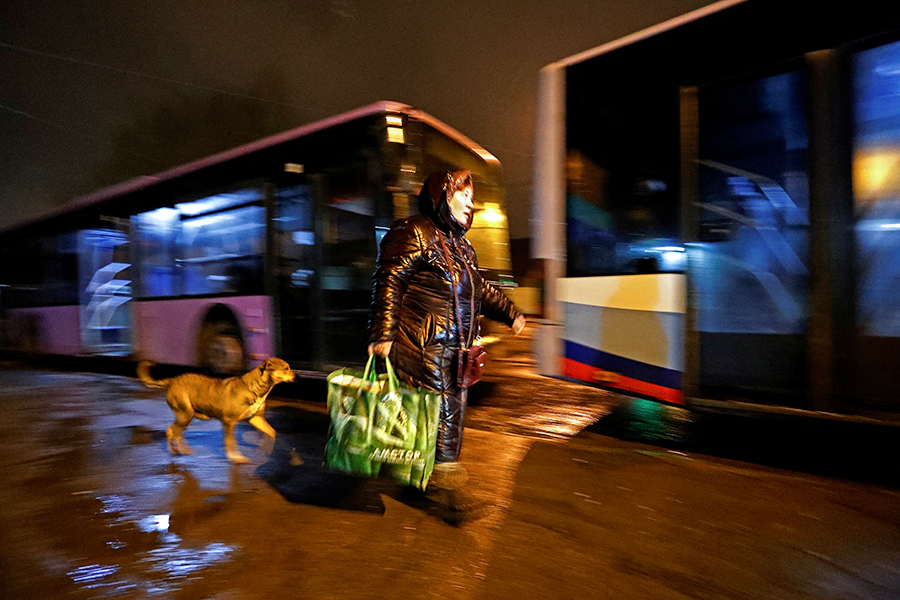 Эвакуация началась днем 18 февраля. Жителей ДНР вывозят на автобусах. По словам главы республики Дениса Пушилина, в первую очередь организованно эвакуировать будут детей, женщин и стариков