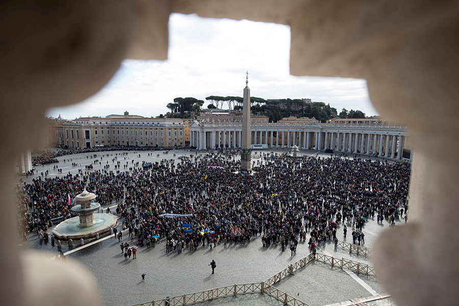 Толпа, собравшаяся послушать молитву папы римского Франциска, на площади Святого Петра в Ватикане. Он призвал&nbsp;к созданию гуманитарных коридоров для беженцев с Украины.