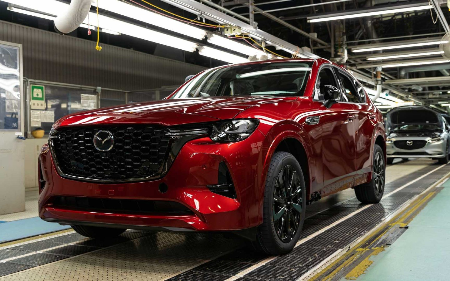 Mazda начала серийный выпуск нового кроссовера CX-60