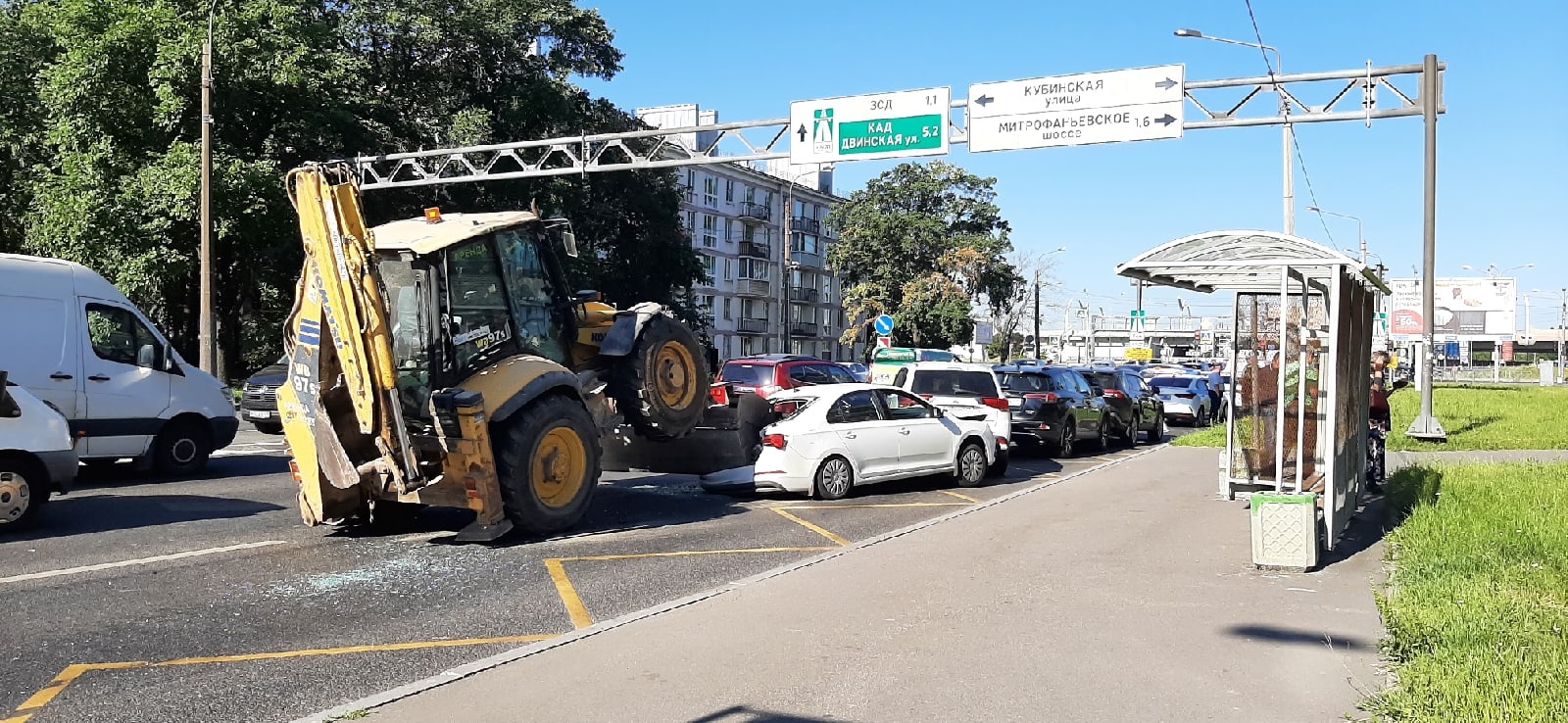 В Петербурге водитель трактора умер за рулем и протаранил автомобили — РБК