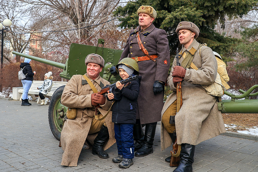 Участники военно-исторической реконструкции &laquo;Солдатский привал&raquo; в Комсомольском сквере в Волгограде