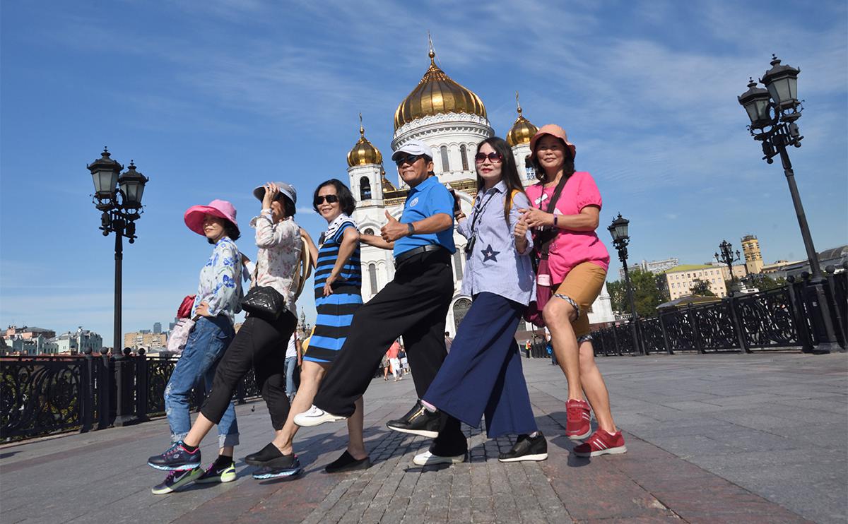В группе 30 российских туристов. Туристы из Китая в Москве. Китайские туристы в России. Безвизовый групповой туристический обмен России с Китаем.