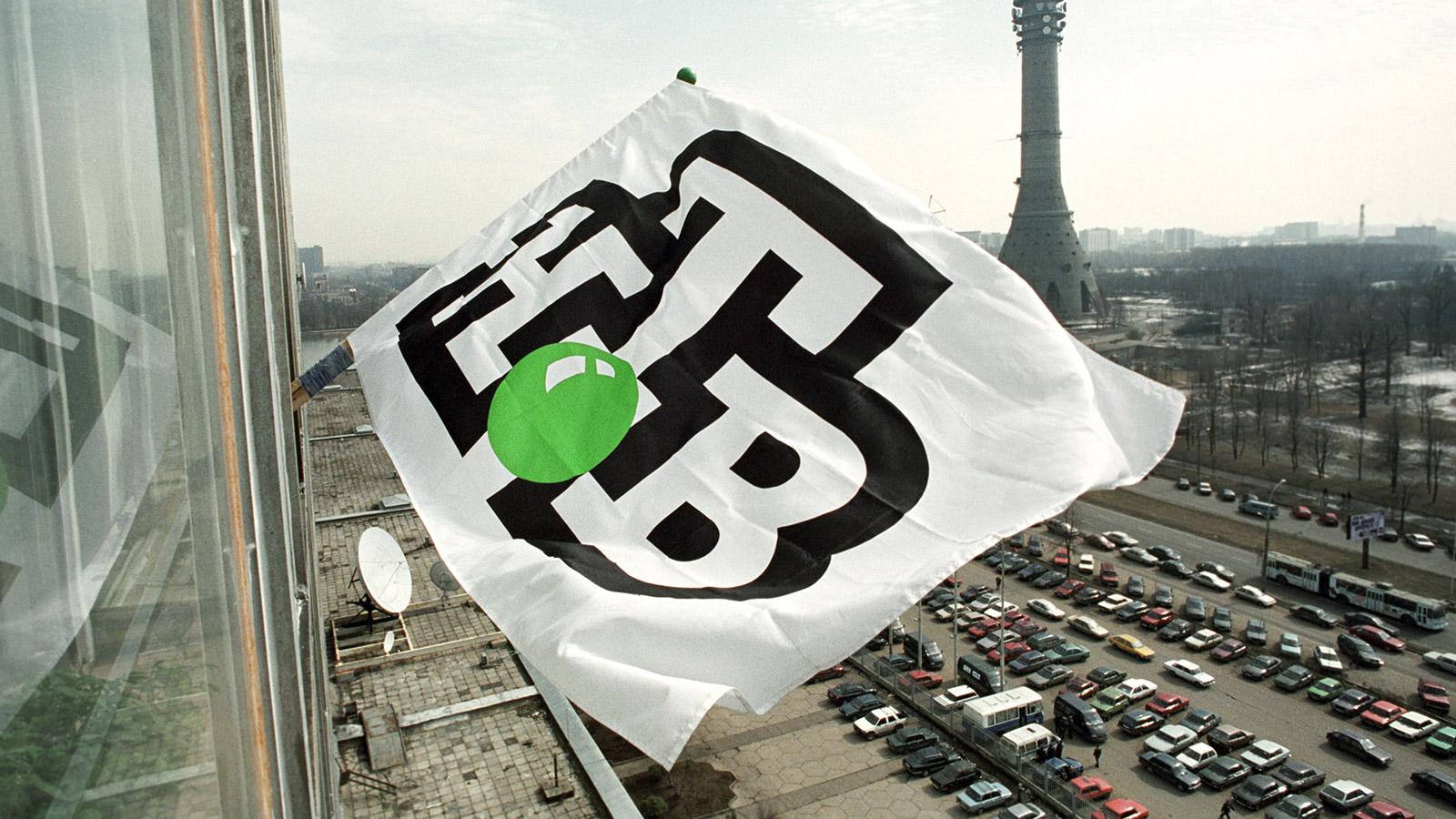 <p>Флаг НТВ на фоне Останкинской телебашни</p>