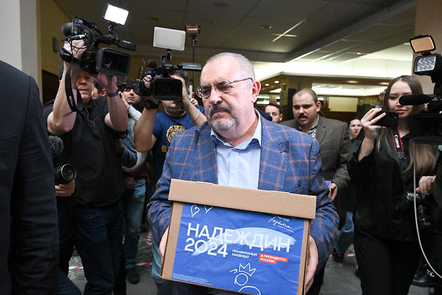 Борис Надеждин во время сдачи подписей в свою поддержку для регистрации на президентских выборах