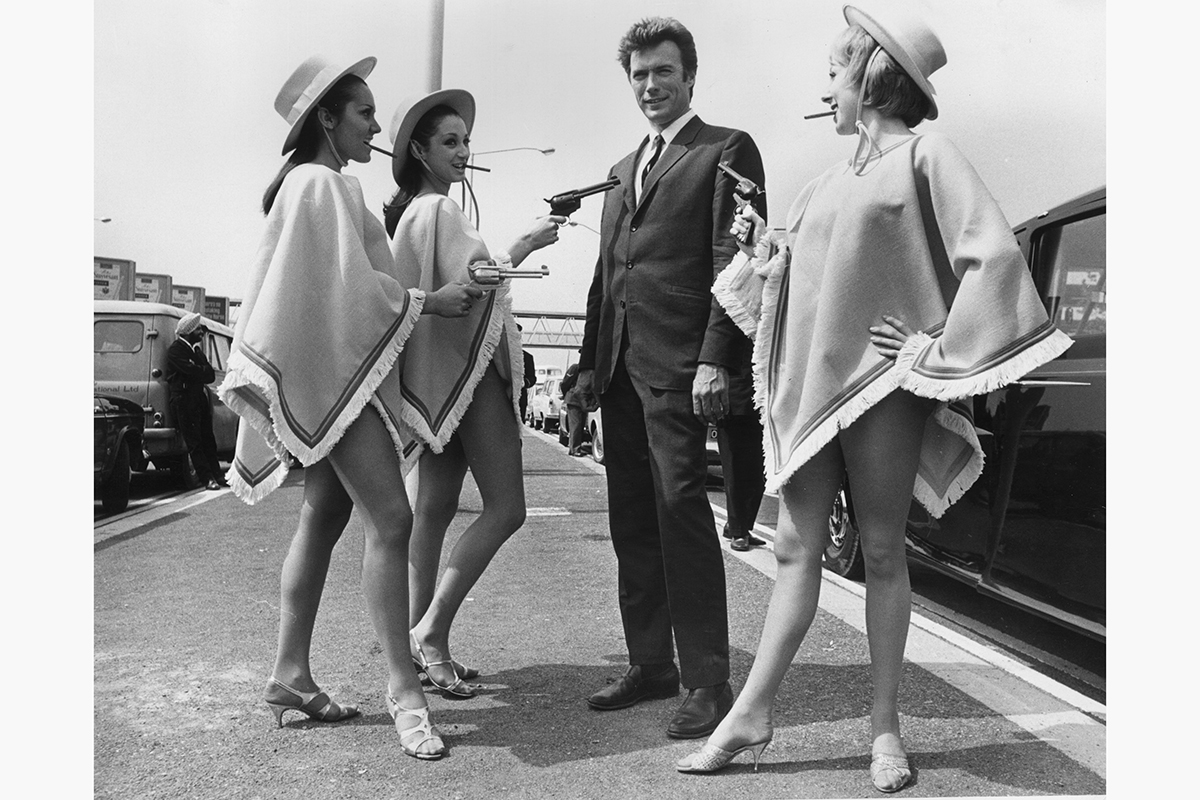 <p>Клинт Иствуд &laquo;задержан&raquo; в аэропорту Лондона тремя девушками с оружием. Актера окружают Сандра Маршалл, Анита Макгрегор и Сьюзен Мелоди. 1 июня 1967 года</p>

<p></p>