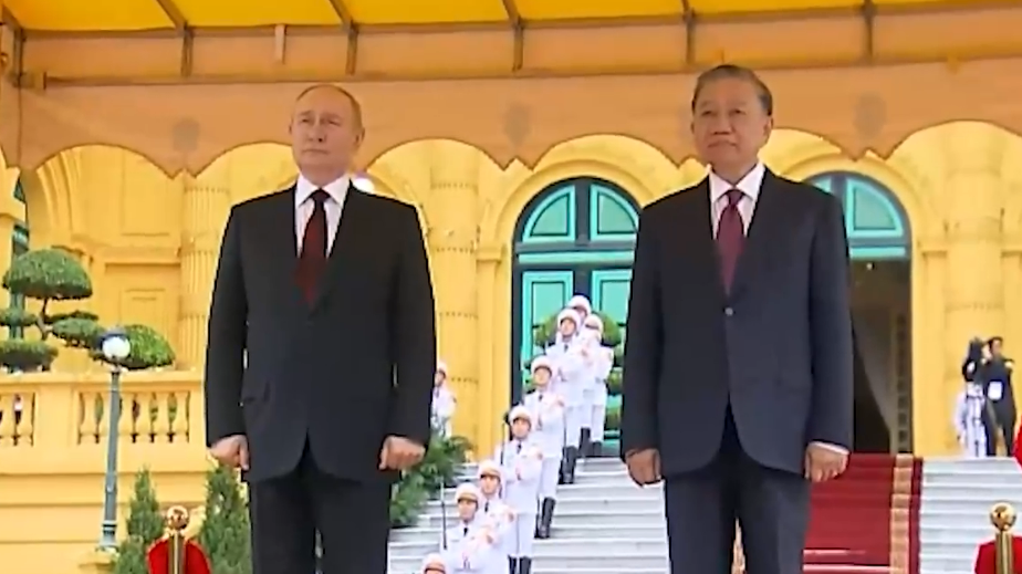 Как Владимира Путина встретили во Вьетнаме. Видео