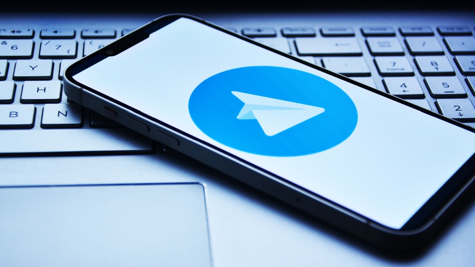 Сообщения из обычных чатов в Telegram сохраняются в облаке на серверах мессенджера