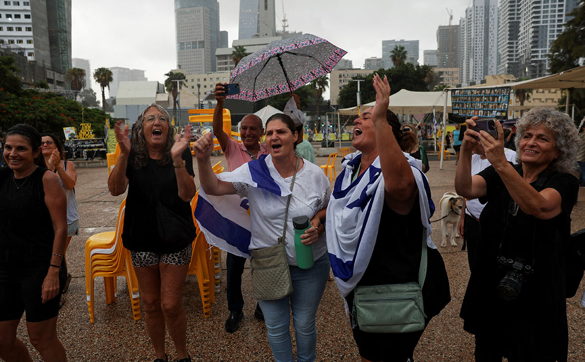 План США по урегулирования конфликта предполагает восстановление инфраструктуры сектора Газа, направление гуманитарной помощи, а также переход сектора&nbsp;под надзор и контроль международного &laquo;Совета мира&raquo; под руководством Трампа.

Жителей анклава не заставят покидать территорию, отмечается в документе&nbsp;&mdash; ранее президент США&nbsp;предлагал переселить всех палестинцев из сектора Газа.