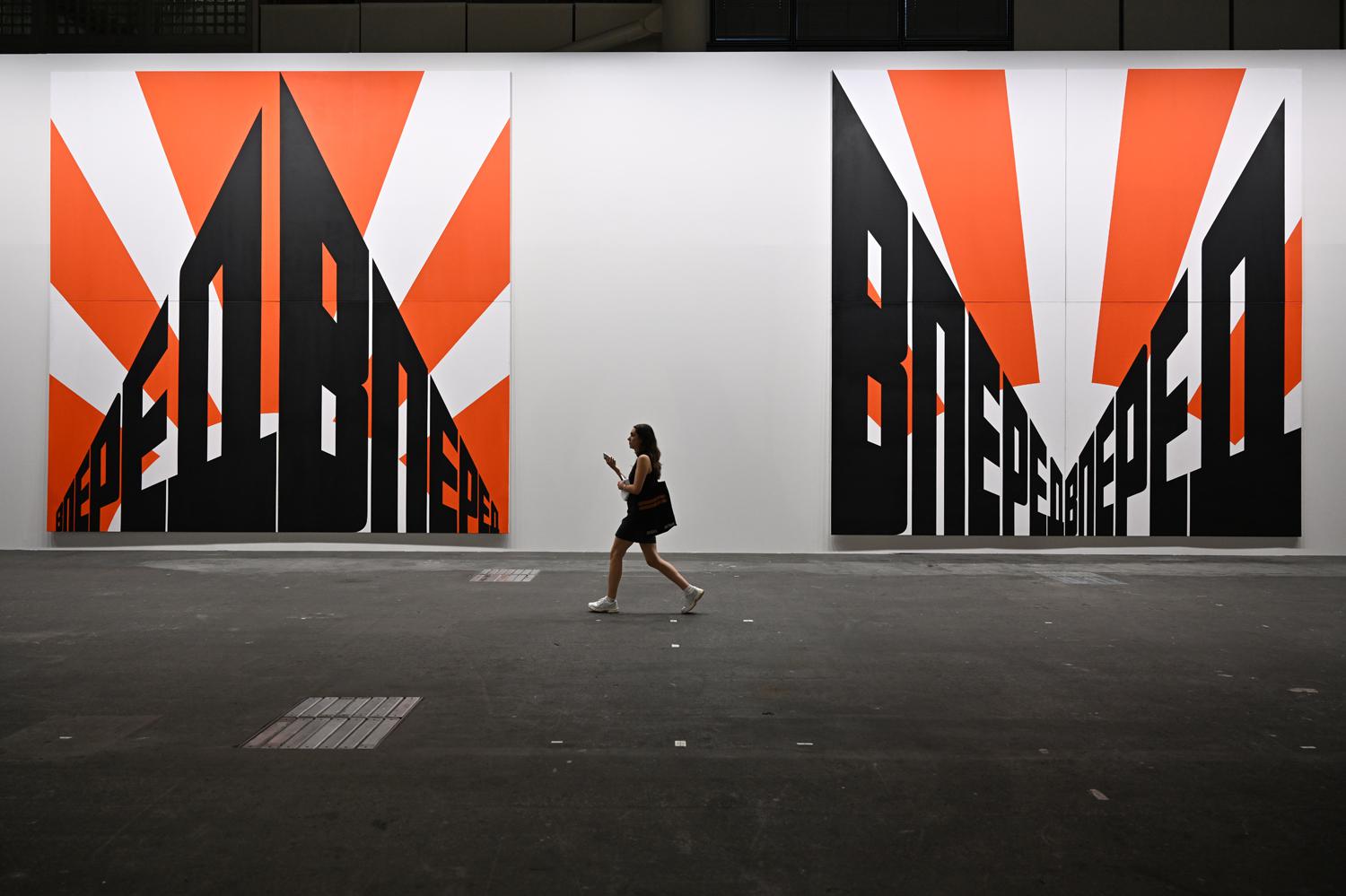 Работа&nbsp;Эрика Булатова &laquo;Вперед&raquo; (2015&ndash;2016) на выставке Art Basel. Базель, Швейцария,&nbsp;2025