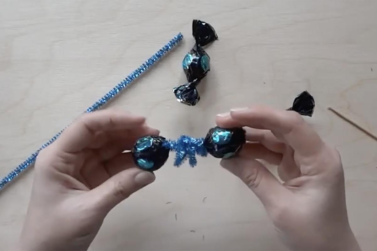 Как сделать новогоднюю гирлянду из конфет