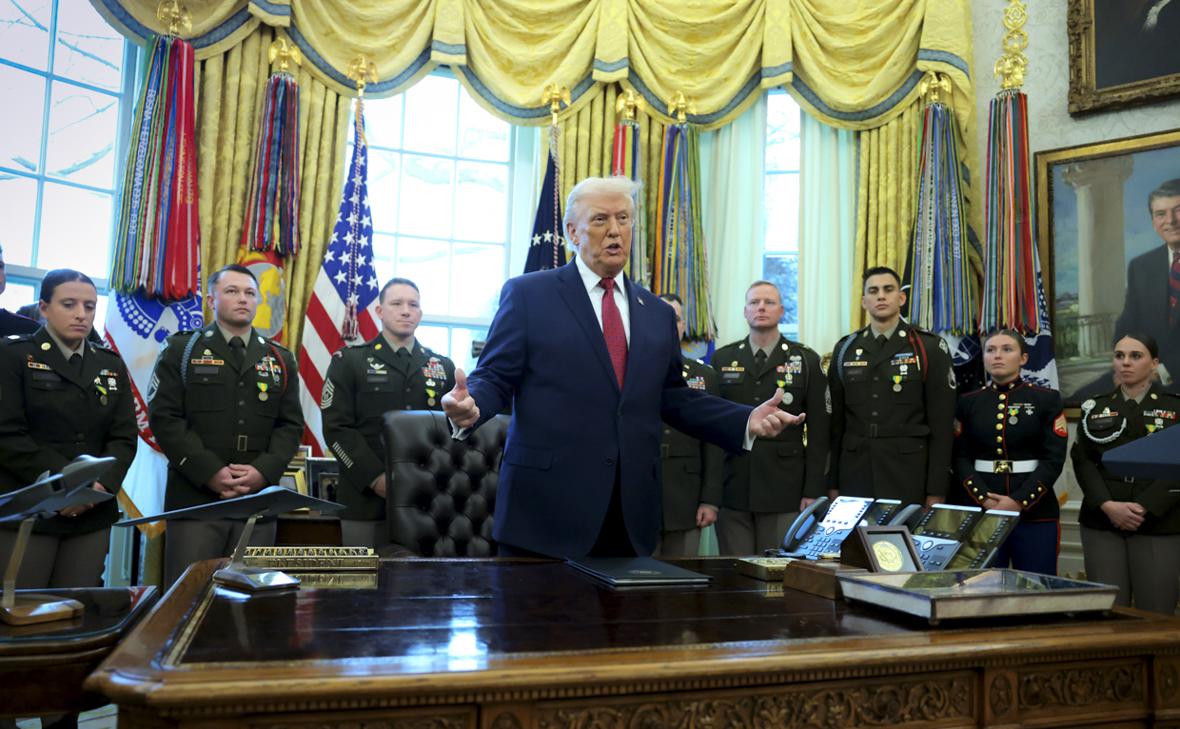 Дональд Трамп (в центре)