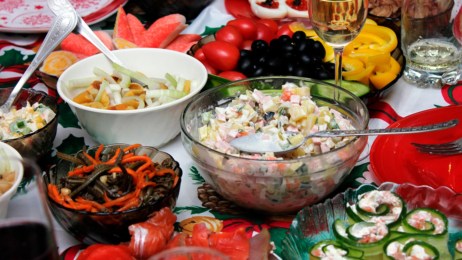 Сколько салатов можно съесть за новогодним столом. Ответила диетолог