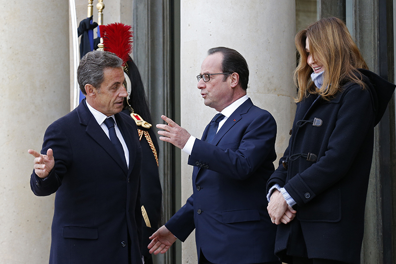 Франсуа Олланд приветствует бывшего президента Франции Николя Саркози и его жену Карлу Бруни-Саркози в Елисейском дворце перед маршем солидарности на улицах Парижа