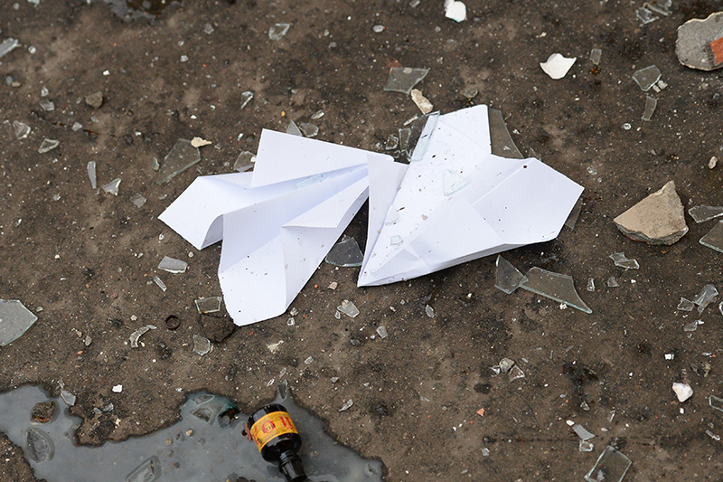 Бумажный самолетик возле посольства Турции