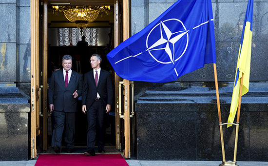 Президент Украины Петр Порошенко (слева) и Генеральный секретарь НАТО Йенс Столтенберг. Украина, Киев. 2015 год