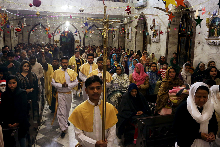 Пакистанские христиане во время мессы в церкви в Лахоре