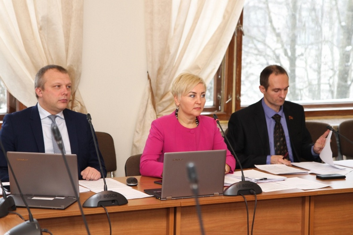 Председателю комитета Ларисе Кожевиной (в центре) важно понять, кто будет обеспечивать действие нового запрета
