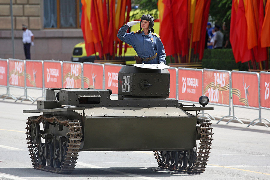 Волгоград. Легкий плавающий танк Т-37А во время парада